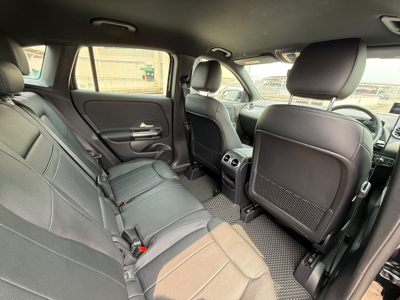 Mercedes-Benz GLA180 Progressive photo 8